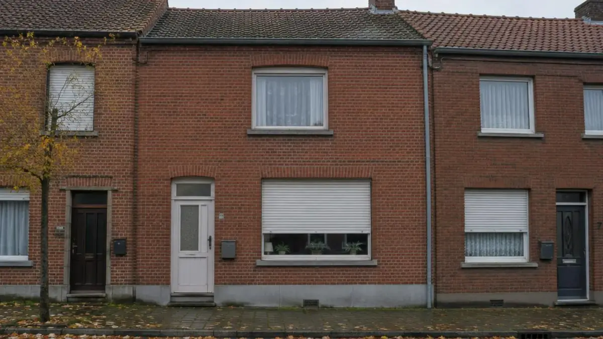 Façade de maison bruxelloise mitoyenne à Woluwe-Saint-Lambert, volet roulant blanc coincé de travers